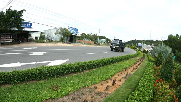 Dự án Đầu tư nâng cấp, mở rộng đường Dương Đông - Cửa Cạn - Gành Dầu và xây dựng mới nhánh nối với đường trục Nam - Bắc có tổng mức đầu tư hơn 919 tỷ đồng. Ảnh: Lê Tiên