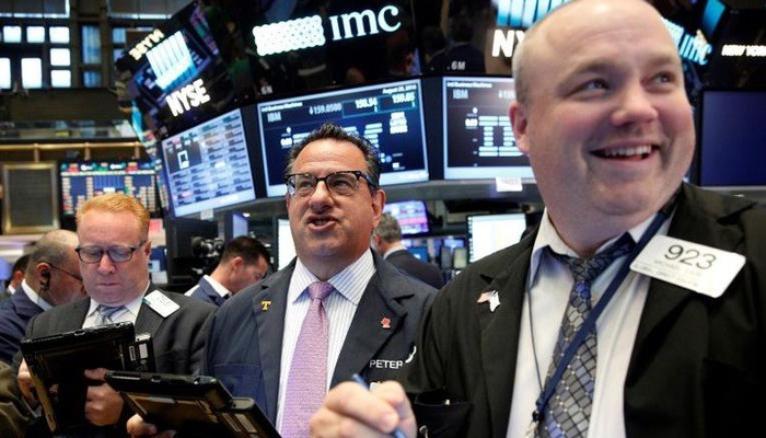 Các nhà giao dịch cổ phiếu trên sàn NYSE ở New York, Mỹ - Ảnh: Reuters.