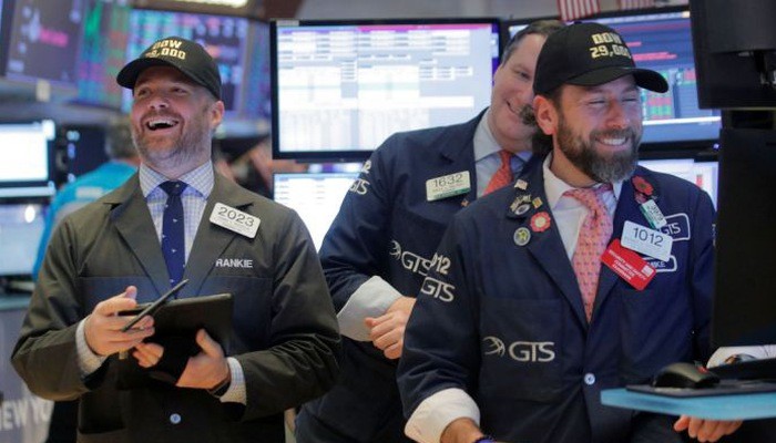 Các nhà giao dịch cổ phiếu trên sàn NYSE ở New York, Mỹ - Ảnh: Reuters.