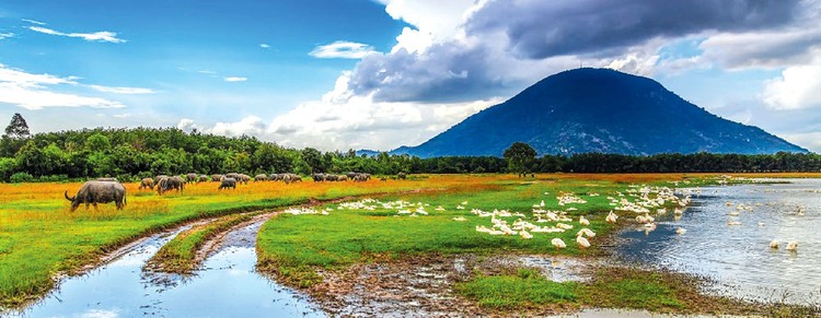 Quanh năm mây trắng vờn trên đỉnh, nên ngọn núi Bà Đen còn có tên gọi là Vân Sơn