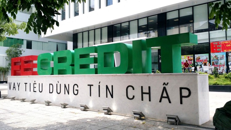 FE Credit chiếm từ 22 - 23% trong tỷ trọng tín dụng và đóng góp lớn trong kết quả kinh doanh hợp nhất của VPBank. Ảnh: Lê Tiên