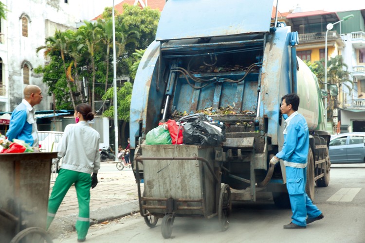 4 gói thầu dịch vụ công ích vệ sinh môi trường trên địa bàn 4 quận trung tâm TP. Hà Nội mà URENCO trúng thầu từ năm 2017 sẽ hết hạn hợp đồng vào 31/12/2020. Ảnh: Nhã Chi