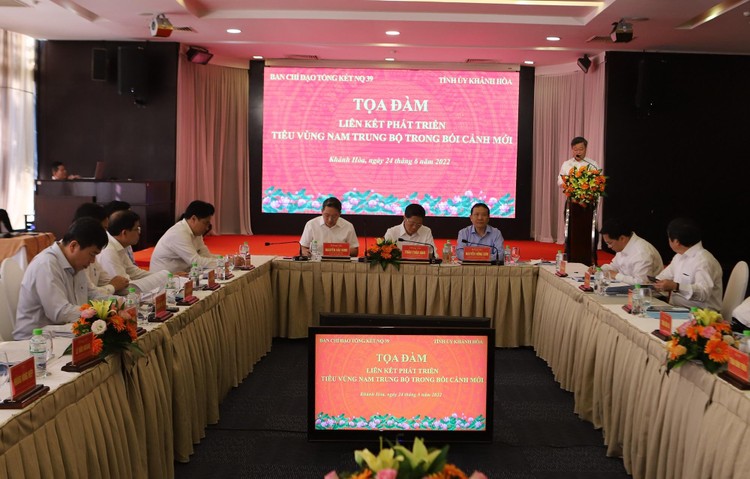 Toàn cảnh Tọa đàm “Liên kết phát triển tiểu vùng Nam Trung Bộ trong bối cảnh mới" 