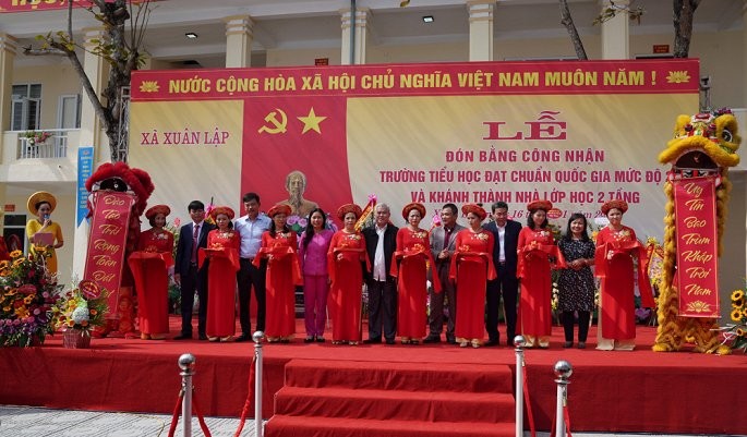 Cắt băng khánh thành khu Nhà lớp học Trường Tiểu học Xuân Lập 

