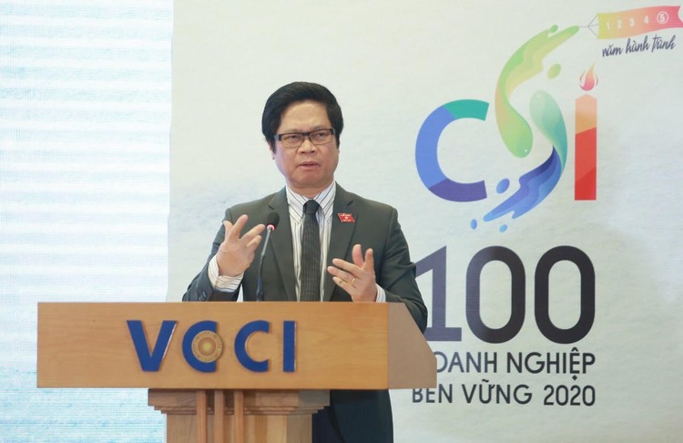 Theo TS. Vũ Tiến Lộc, năm 2020, đại dịch Covid-19 đã hé lộ những lỗ hổng trong hoạt động quản trị và vận hành kinh tế, qua đó cho thấy tầm quan trọng và tính cấp thiết của PTBV