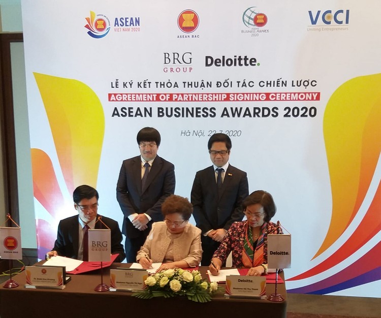 TS. Đoàn Duy Khương - Chủ tịch ASEAN BAC 2020 - Chủ tịch Hội đồng tư vấn kinh doanh ASEAN, bà Nguyễn Thị Nga - Chủ tịch ABA 2020 và bà Hà Thu Thanh - Chủ tịch HĐTV Deloite Việt Nam ký thỏa thuận đối tác chiến lược đồng hành cùng Giải thưởng ABA 2020.