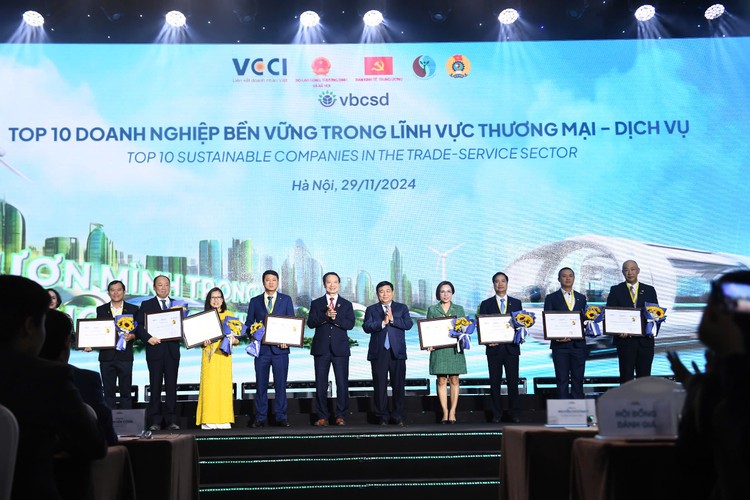 Biểu dương Top 10 Doanh nghiệp bền vững trong lĩnh vực thương mại - dịch vụ 