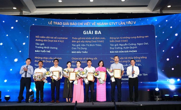 Báo Đấu thầu đạt giải Ba với loạt bài 5 kỳ với chủ đề: Tháo gỡ khó khăn về định mức, đơn giá xây dựng. Ảnh: Lê Tiên