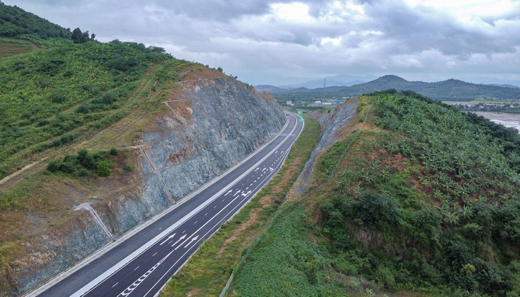 70/83 km đường bộ cao tốc đoạn Vân Phong - Nha Trang đã được đưa vào khai thác ảnh: Internet