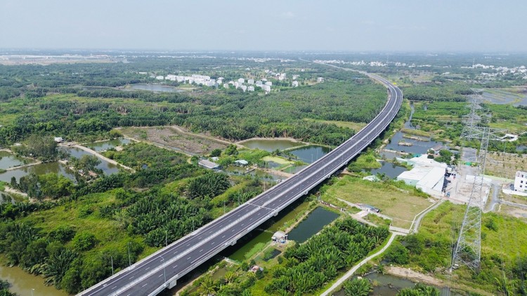 VEC đã hoàn tất các thủ tục và chuẩn bị cơ sở hạ tầng cho việc thu phí dịch vụ sử dụng tuyến đường cao tốc Bến Lức - Long Thành dự kiến trong tháng 8/2025.