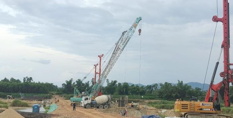 Thi công hạng mục cầu qua sông Vệ trên tuyến cao tốc Quảng Ngãi - Hoài Nhơn