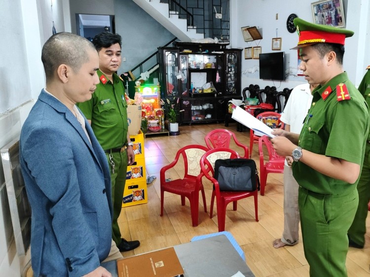 Lực lượng Công an tống đạt quyết định khởi tố và bắt tạm giam với Hoàng Ngọc Tiến