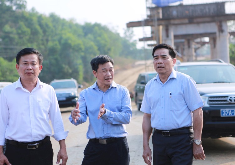 Ông Lê Văn Dũng (bìa phải) nghe báo cáo tiến độ giải phóng mặt bằng, thi công Dự án Nâng cấp, cải tạo Quốc lộ 14E qua Quảng Nam