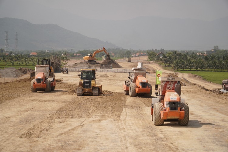 Nhân lực và thiết bị thi công cao tốc Vân Phong-Nha Trang