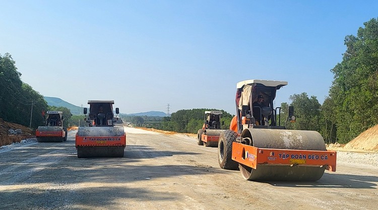 Dự án thành phần cao tốc Bắc Nam phía Đông đoạn Quảng Ngãi-Hoài Nhơn đang được thi công khớp nối với với cao tốc Đà Nẵng-Quảng Ngãi tạo ra hạ tầng đối ngoại hiện đại, tạo thêm lực hút về thu hút đầu tư cho địa phương trong tương lai.