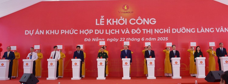 Các đại biểu ấn nút khởi công Dự án