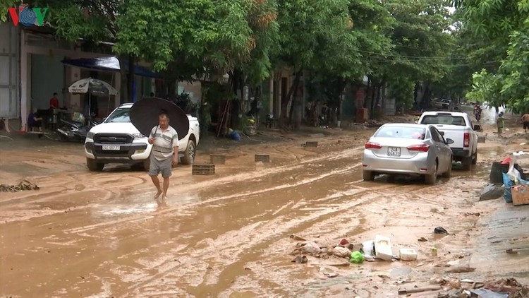 Bùn đất ngập ngụa đường Lê Thanh.