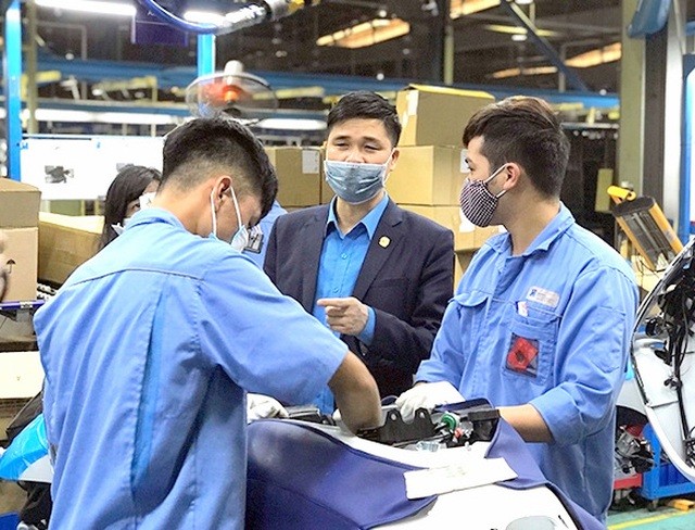 Đại diện Tổng LĐLĐ VN thăm công nhân tại Vĩnh Phúc đợt tháng
3/2020