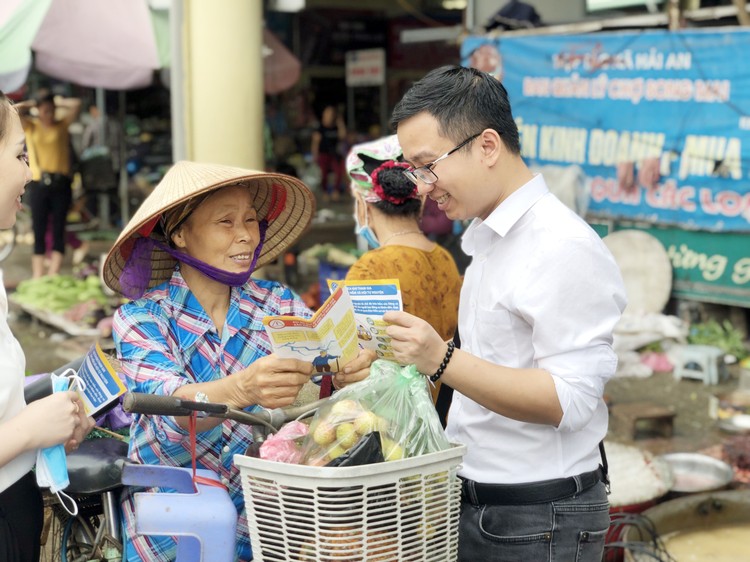 Người dân phấn khởi khi được tuyên truyền, tư vấn về chính sách BHXH