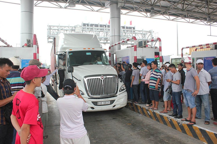 Các trạm thu phí "đặt nhầm chỗ" gây bức xúc dư luận dần được giải quyết.