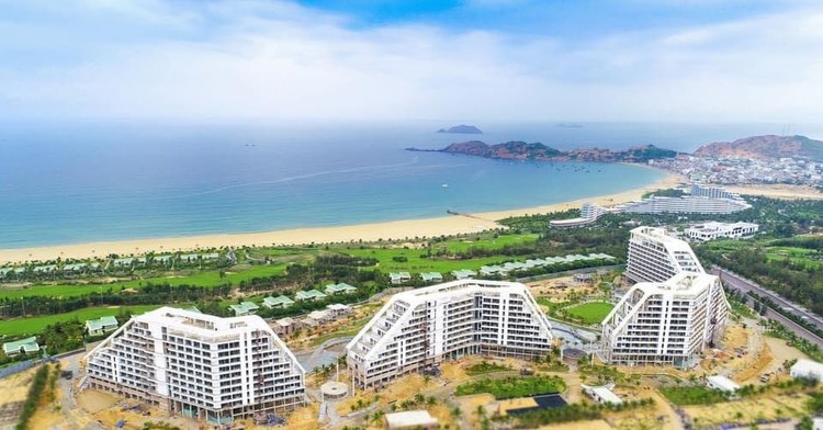 FLC Grand Hotel Quy Nhơn - đại công trình mới nhất trong quần thể FLC Quy Nhơn, sở hữu 1.500 phòng, có thể phục vụ đồng thời 3.500 khách - dự kiến được khánh thành trước cuối năm nay.