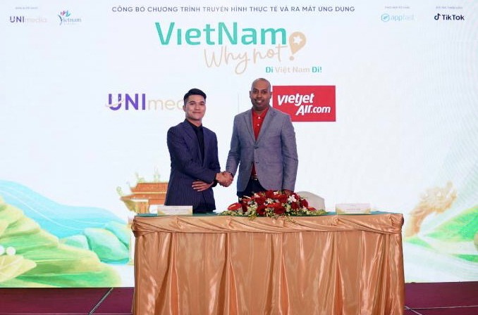 Lãnh đạo Vietjet và đại diện ban tổ chức ký kết hợp tác