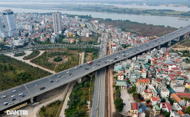 Thay bờ đê đất bằng tường chắn, đường Âu Cơ được mở rộng từ 2 lên 4 làn xe