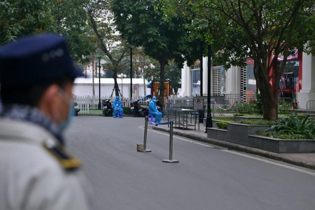 Sau gần 1 tuần phong tỏa, tòa nhà T6 thuộc Khu đô thị Times City đã được tháo dỡ chốt barie bên ngoài