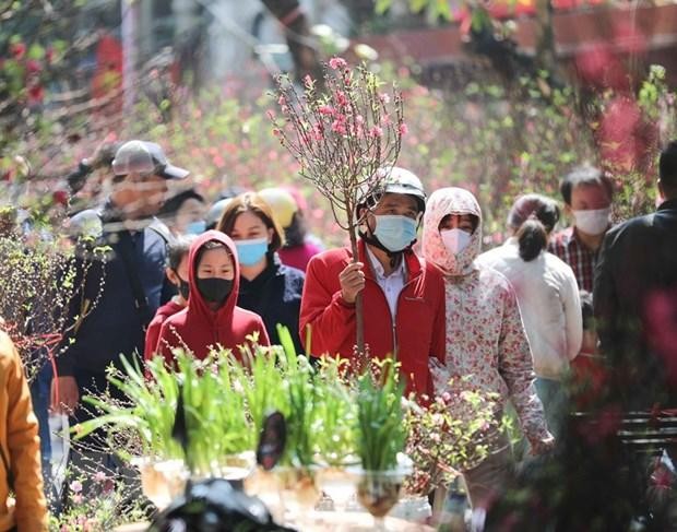 Người dân đi chợ hoa Tết truyền thống. Ảnh: TTXVN