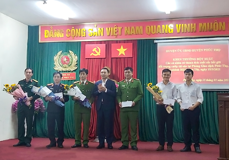 BIDV khen thưởng lực lượng công an, bộ đội và bảo vệ đã tham gia bắt đối tượng cướp ngân hàng