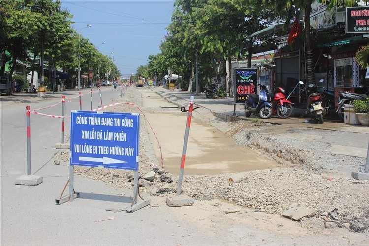 Dự án hệ thống thoát nước và vệ sinh môi trường đô thị huyện Núi Thành, do Ban quản lý (BQL) Dự án đầu tư xây dựng tỉnh Quảng Nam làm chủ đầu tư và được UBND huyện Núi Thành cấp phép thi công vào tháng 5/2020 và dự kiến đến cuối tháng 4/2021 hoàn thành.