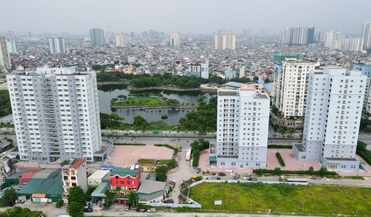 Nằm ngay vị trí "đất vàng", sát mặt đường lớn Tân Mai, đối diện hồ Đền Lừ (Hoàng Mai, Hà Nội), có vị trí không gian thoáng đãng, thuận tiện giao thông, song kỳ lạ thay 3 tòa chung cư đã xây dựng hoàn thiện nhưng đến nay vẫn bị bỏ hoang, không có người ở.