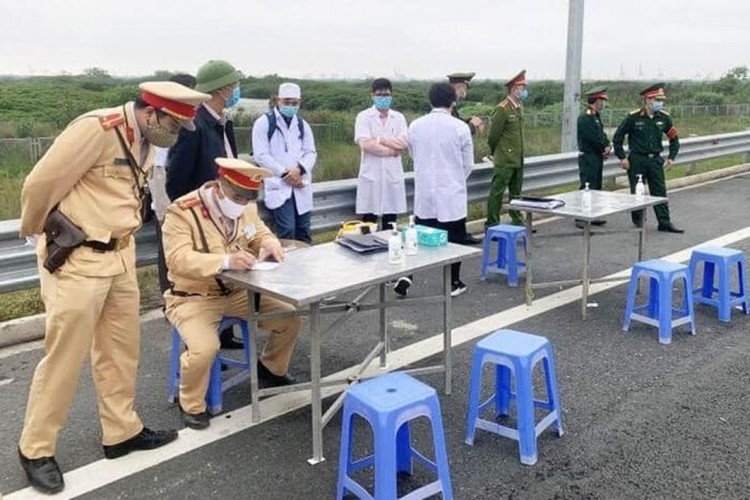 TP.Hà Nội lập 22 chốt giám sát, đo thân nhiệt từng người ra vào cửa ngõ Thủ đô để phòng dịch COVID-19.