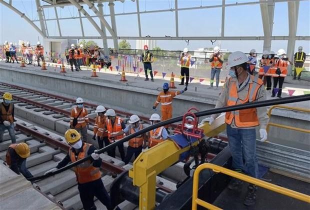 Thi công kéo cáp trên tuyến metro Bến Thành-Suối Tiên. Ảnh: TTXVN