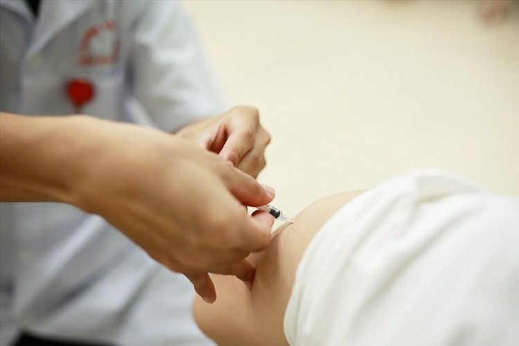 Cán bộ y tế tiêm vaccine COVID-19 cho người dân