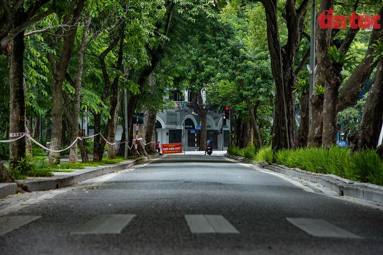 Thành ủy Hà Nội đồng ý chủ trương tiếp tục giãn cách xã hội tại "vùng đỏ" sau ngày 6/9.