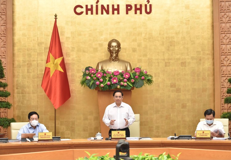 Thủ tướng yêu cầu nhanh chóng kiểm soát dịch bệnh, xây dựng kế hoạch kịch bản phục hồi và thúc đẩy kinh tế trong điều kiện mới. Ảnh: VGP
