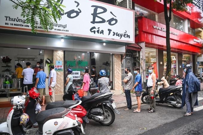Hà Nội cho phép bán hàng ăn uống tại chỗ từ 6h ngày 14/10. Ảnh: Giang Huy