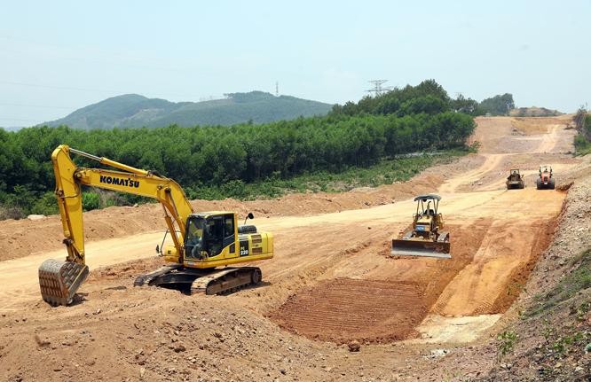 Thi công gói thầu số 8 đoạn Cam Lộ - La Sơn (Dự án cao tốc Bắc - Nam phía Đông) trên địa bàn tỉnh Thừa Thiên - Huế. Ảnh: TTXVN