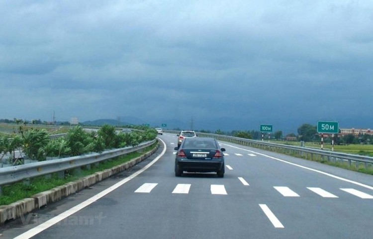 Phương tiện lưu thông trên một tuyến cao tốc được đưa vào khai thác, vận hành. Ảnh: Vietnam+