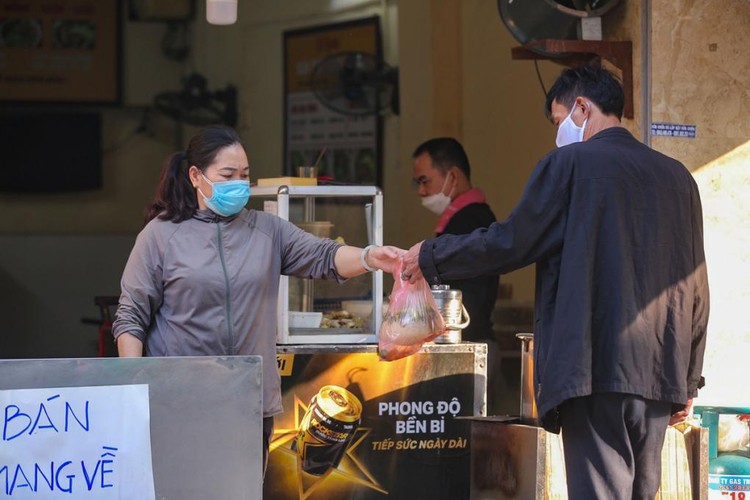 Từ 12h trưa nay (19/12), các nhà hàng, cơ sở kinh doanh dịch vụ ăn uống tại quận Hai Bà Trưng chỉ được phép bán hàng mang về. Ảnh minh họa