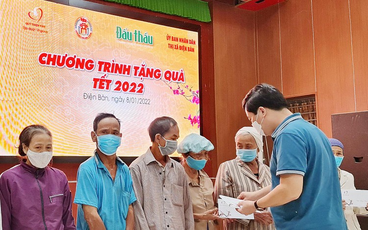 Tổng biên tập Báo Đấu thầu Đỗ Xuân Khánh trao quà Tết Nhâm Dần 2022 cho các hộ nghèo xã Điện Quang, thị xã Điện Bàn (tỉnh Quảng Nam). Ảnh: Tường Lâm