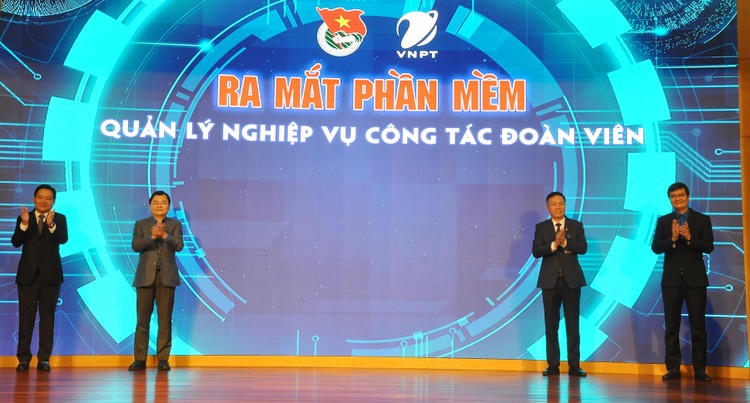 Các đồng chí trong Ban bí thư Trung ương Đoàn và Lãnh đạo Tập đoàn VNPT nhấn nút ra mắt Phần mềm quản lý nghiệp vụ công tác đoàn viên