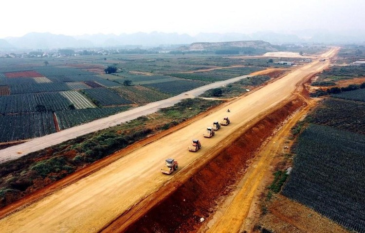 Phấn đấu năm 2022, hoàn thành 361 km đường cao tốc trục Bắc - Nam. Ảnh: Huy Hùng