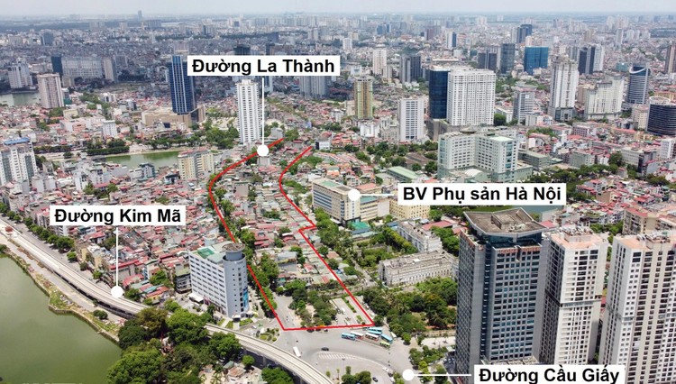 Theo bản đồ kế hoạch sử dụng đất TP Hà Nội năm 2020, nhiều khu đất hai bên đường La Thành đã được đưa vào kế hoạch sử dụng để triển khai dự án đường Vành đai 1, đoạn Hoàng Cầu - Voi Phục. Để thực hiện dự án này, hơn 2.300 hộ dân nằm trong diện giải phóng mặt bằng, trong đó địa bàn quận Ðống Ða là 808 hộ, quận Ba Ðình 1.520 hộ. Trong ảnh là khu vực thuộc diện thu hồi theo kế hoạch sử dụng đất nhìn từ Cầu Giấy.