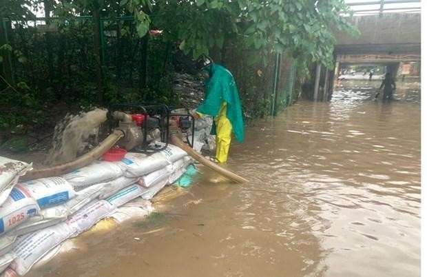 Triển khai bơm cưỡng bức giải quyết úng ngập tại khu vực hầm chui Đại lộ Thăng Long. (Nguồn: hanoimoi.com.vn)