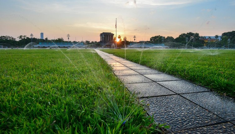 Là quảng trường lớn nhất Việt Nam, Quảng trường Ba Đình là nơi Lăng Chủ tịch Hồ Chí Minh được xây dựng. Ngày 2/9/1945, tại Quảng trường Ba Đình, Chủ tịch Hồ Chí Minh đã đọc bản Tuyên ngôn độc lập khai sinh ra nước Việt Nam Dân chủ Cộng hòa, đánh dấu Cách mạng Tháng Tám thắng lợi hoàn toàn. 