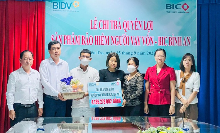 Bảo hiểm BIDV (BIC) chi trả hơn 4 tỷ đồng tiền bảo hiểm cho khách hàng tại Bến Tre