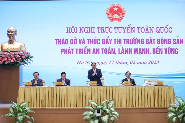 Thủ tướng chủ trì Hội nghị trực tuyến thúc đẩy thị trường bất động sản phát triển lành mạnh, bền vững. Ảnh VGP 