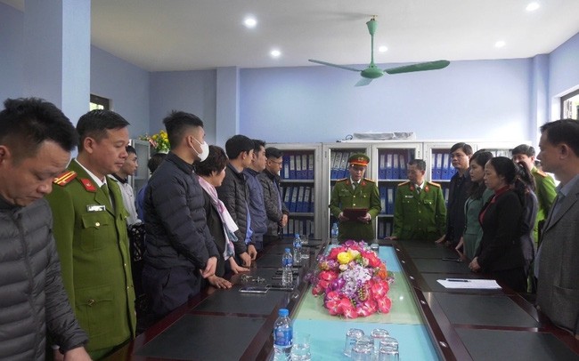 Cơ quan CSĐT Công an tỉnh Lào Cai đọc lệnh khám xét nơi làm việc của các đối tượng